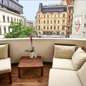 Balcony Oasis Operastreet Apartment