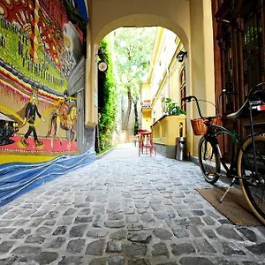https://umbrella-hostel.bucharesthotelsnow.com