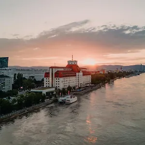 4* Szálloda Hilton Waterfront