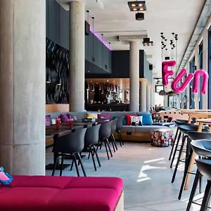 Hotel Moxy Vienna Airport, Schwechat